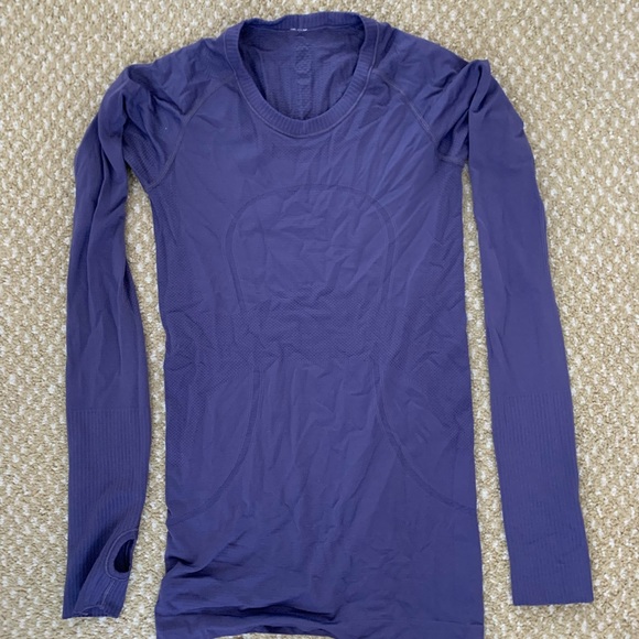 Lululemon long sleeve unsure of size 4 or 6 - Picture 1 of 1